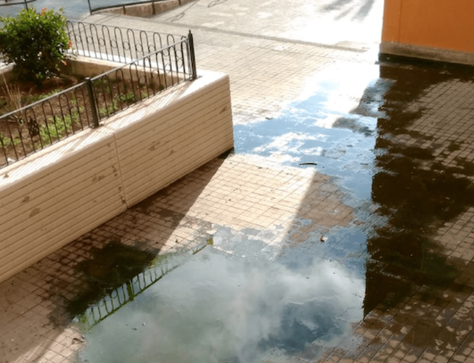 Imagen de uno de los vertidos de aguas fecales que se forman bajo sus viviendas (Foto TA)